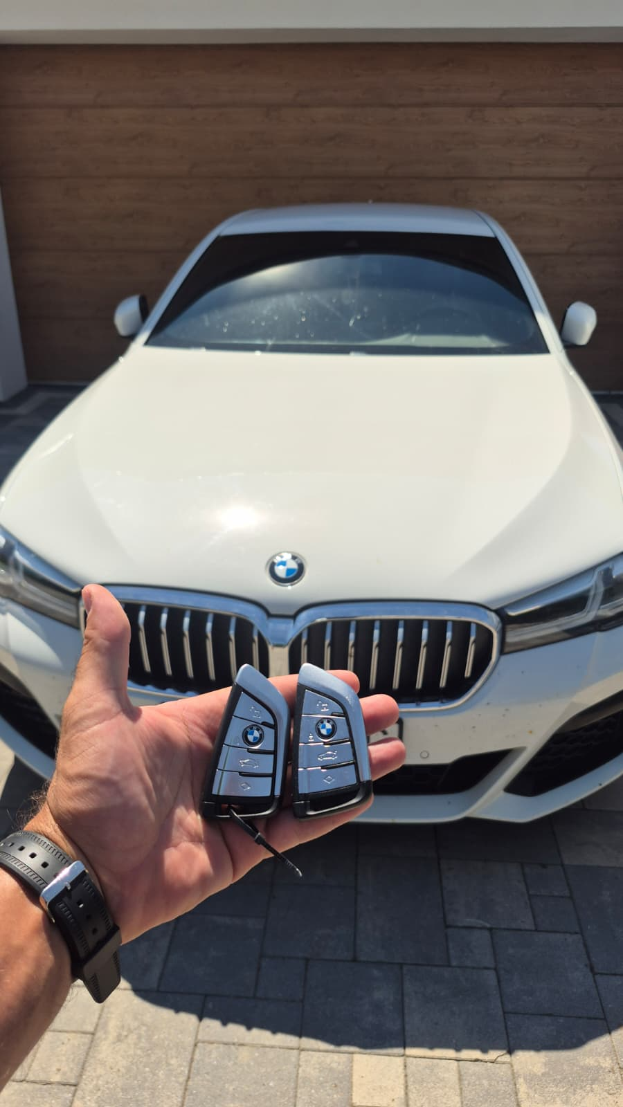 Dorobione klucze BMW przy aucie klienta